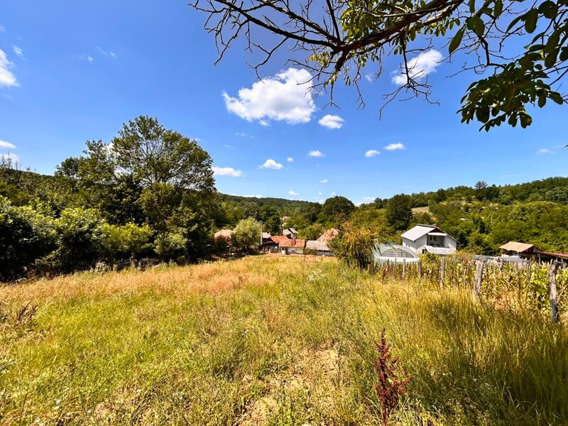 Valcea intravilan 1.900 mp cu casa si utilitati, 2 deschideri