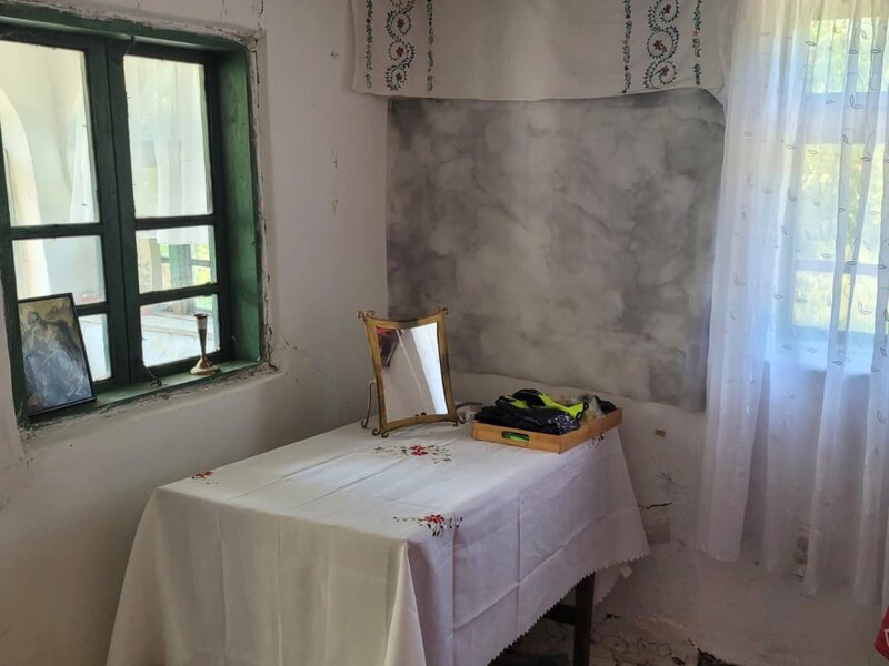 Valcea intravilan 1.900 mp cu casa si utilitati, 2 deschideri