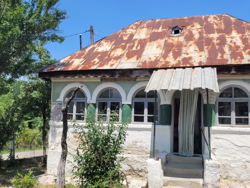 Valcea intravilan 1.900 mp cu casa si utilitati, 2 deschideri