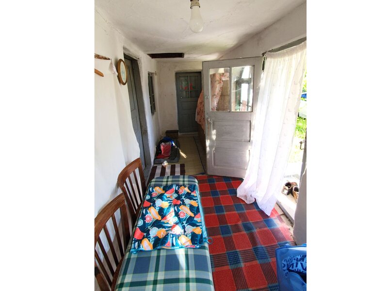 Valcea intravilan 1.900 mp cu casa si utilitati, 2 deschideri