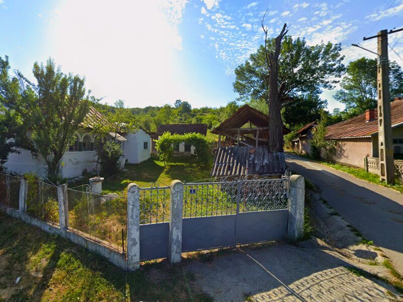 Valcea intravilan 1.900 mp cu casa si utilitati, 2 deschideri