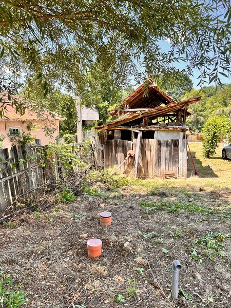 Valcea intravilan 1.900 mp cu casa si utilitati, 2 deschideri